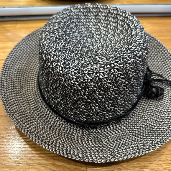 Nine West straw hat - perfect for a beach holiday. - Picture 3 of 4